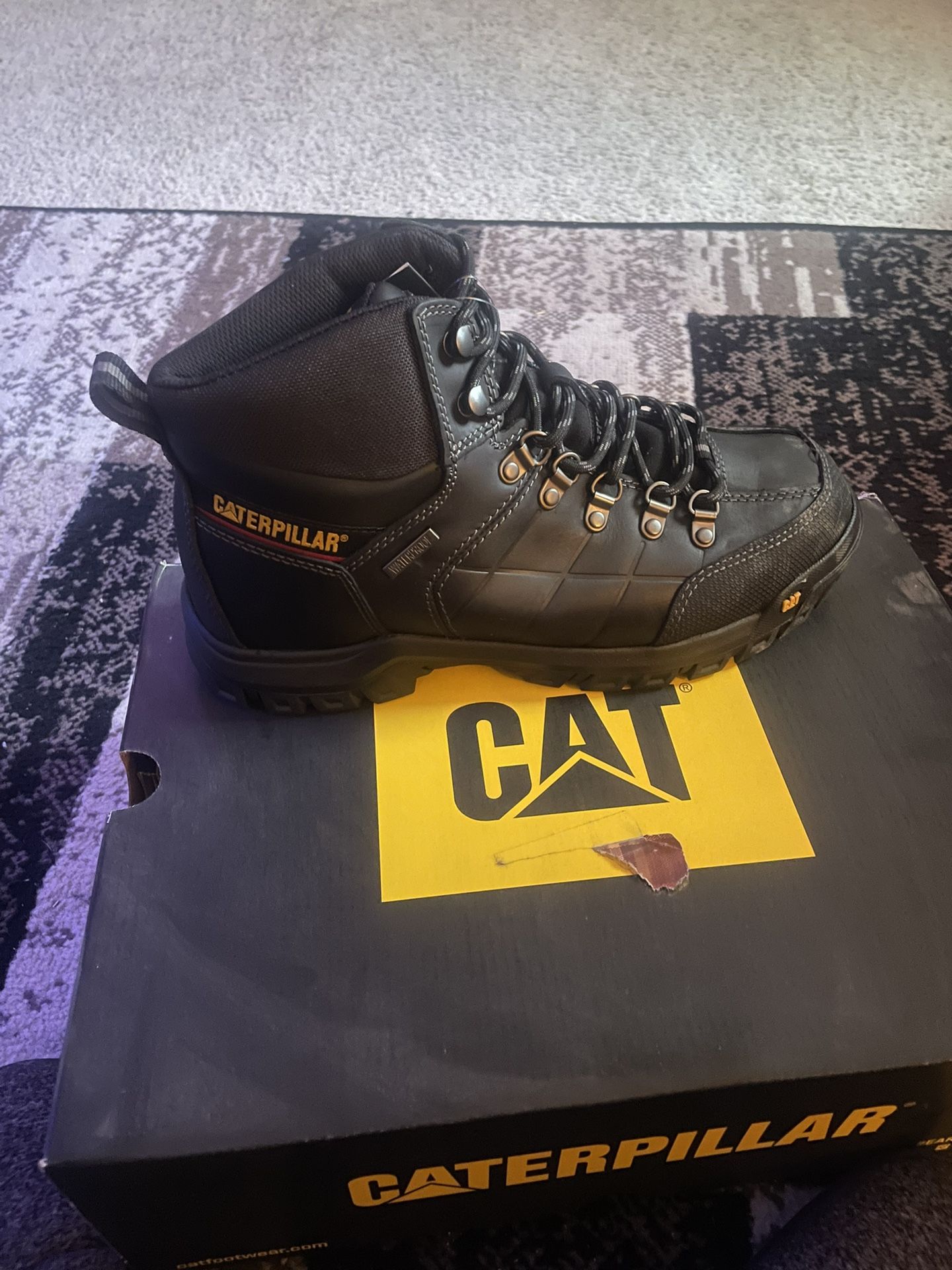 Caterpillar work boots 9 1/2 never been worn brand new in the box
