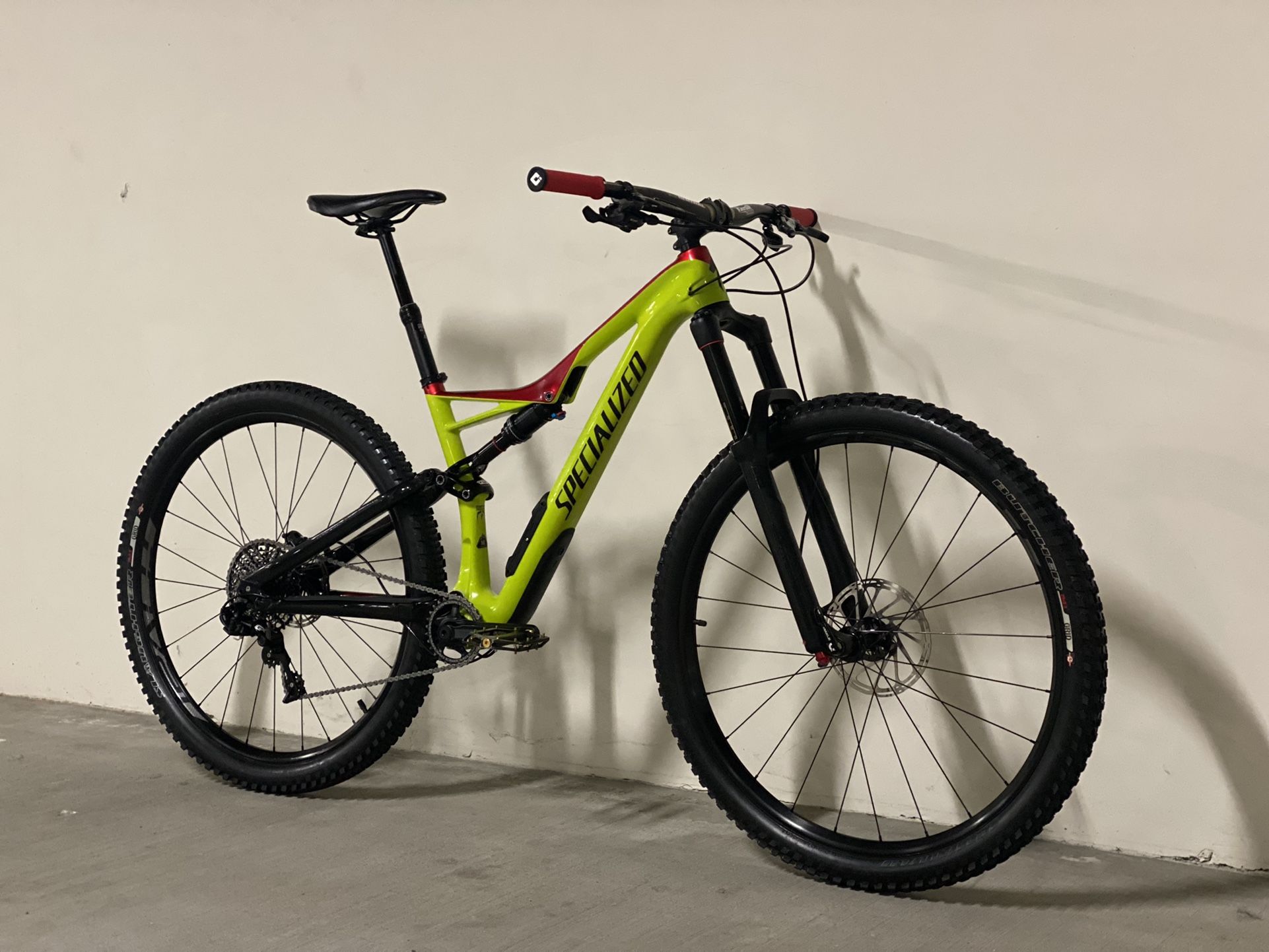 2018 Carbon Specialized Stumpjumper Mountain Bike. M - Size. SRAM GX Drivetrain. RochShox Rear And Front Suspensions. Dropper Post. SRAM Guide Brakes.