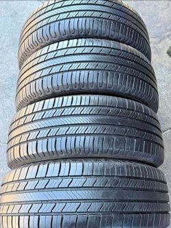 225 60 18 Michelin tires Con 80% de Vida Las 4