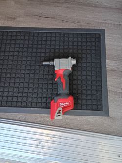Milwaukee M12 Rivet