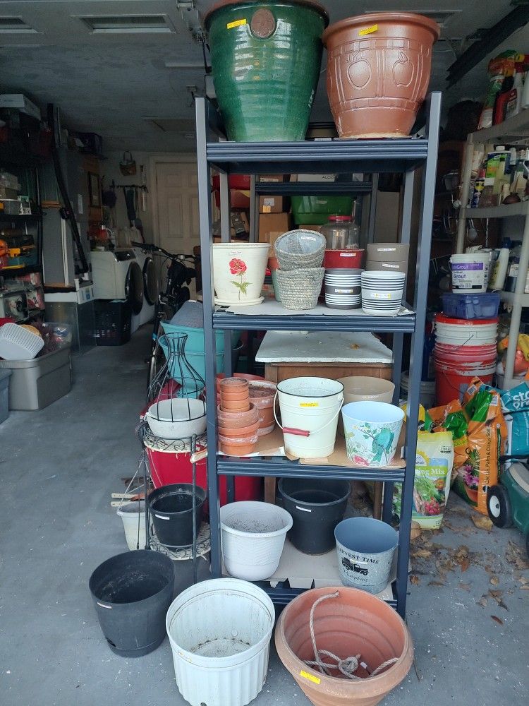 PLANTERS / POTS