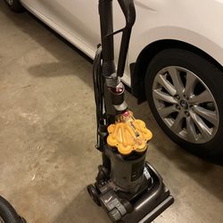 Dyson DC33 Vacuum