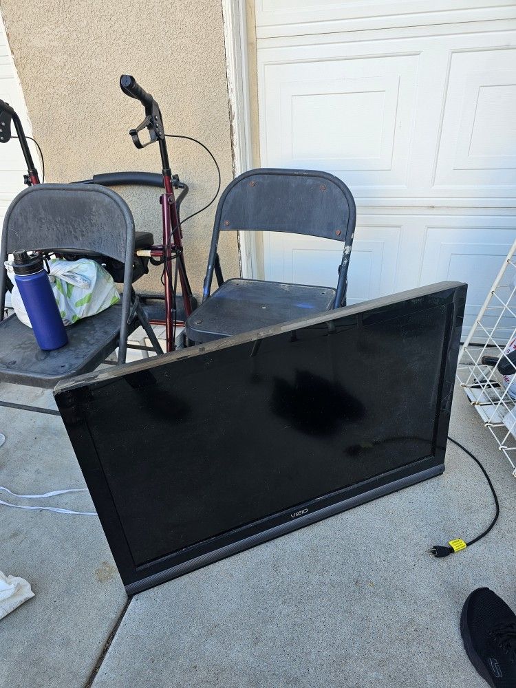 39 Inch LED Tv Works Great