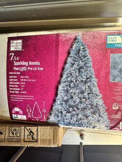 Christmas Tree. Light Up. Great Condition. 7.5ft Tall