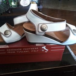 Sandals Size 11 Italian Leather Very Comfortable $25