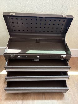 Toolbox almost new with the key🧳🔧🧰🔑