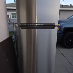 Whirlpool 18 cu. ft. Top Freezer Refrigerator 