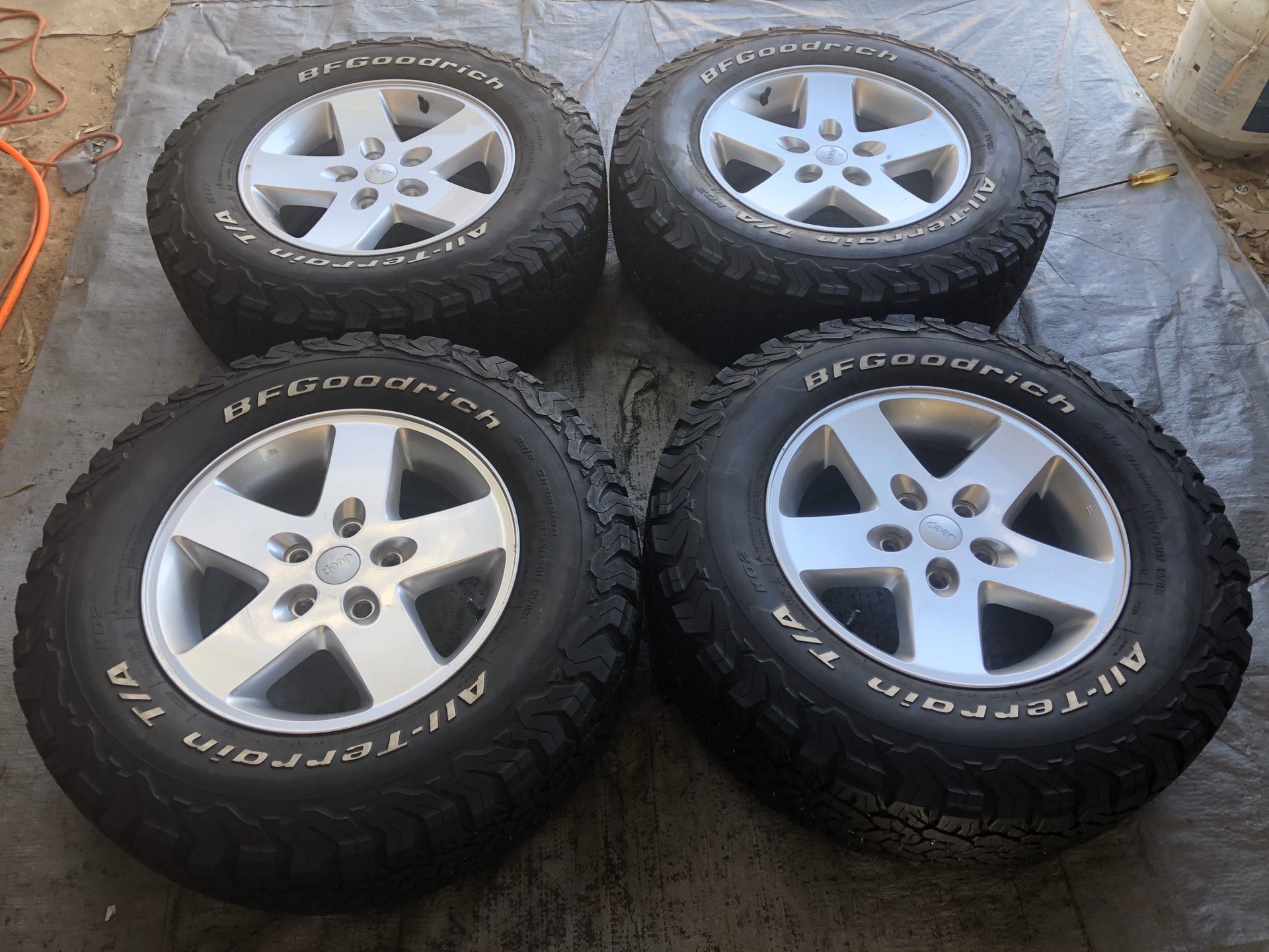 LT245/75/R17 BFGOODRICH ALL TERRAIN LLANTAS CON RINES DE JEEP GRAND CHEROKE RUBICON WRANGLER COMANDER