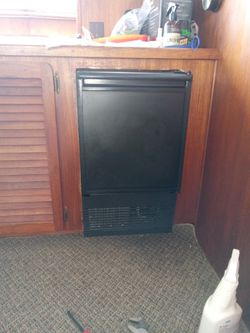 BOAT or PATIO  ICE  MAKER 