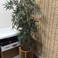 ARTIFICIAL FAKE PLANT WITH BASE - APPROXIMATE 5FT 