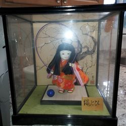 Kimekomi Doll

In Glass Case