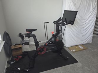 2018 Peloton Bike 2nd Gen Excellent Condition Low Usage with Accessories - Prosper, TX