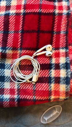 Wired earbuds