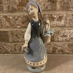 Lladro “Women With Scarf” Figurine 5024