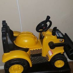 RECHARCHABLE TRACTOR WRKS PERFECT HARDLY EVEN USED COMES W CHARGER IN GREAT COND.