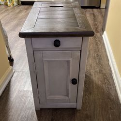 Table from Raymour and Flanigan excellent condition