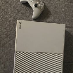 Xbox One White With Xbox One Controller