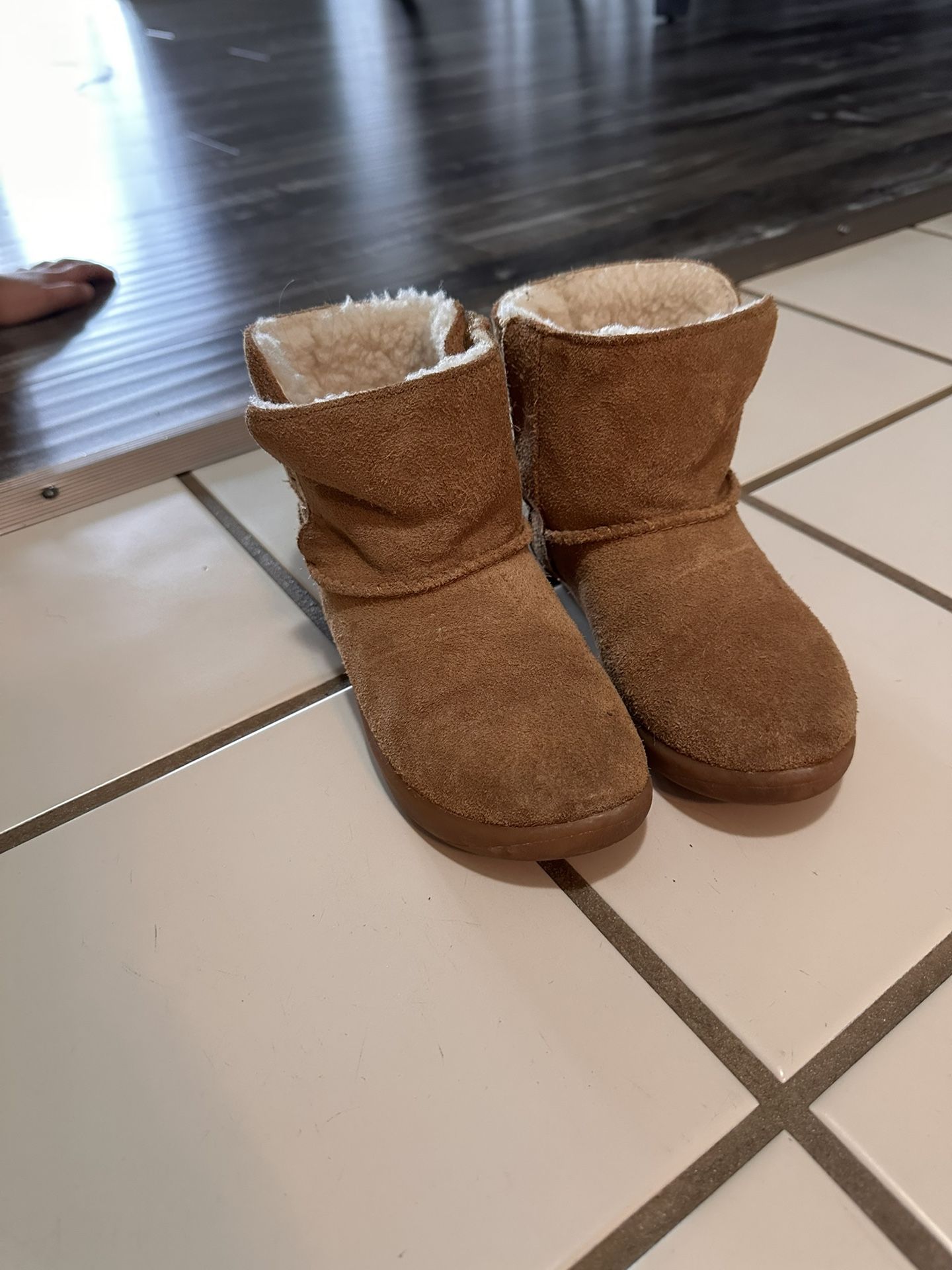 Kids Ugg Size 11 Brown Color
