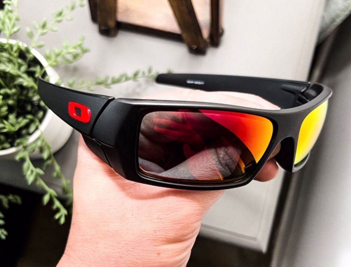 ‘2️⃣6️⃣🥳 New Oakleys Box, Pouch Cloth All Included🥂