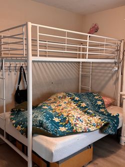 Twin bunk bed