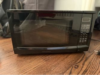 Insignia Microwave Oven – Excellent Condition