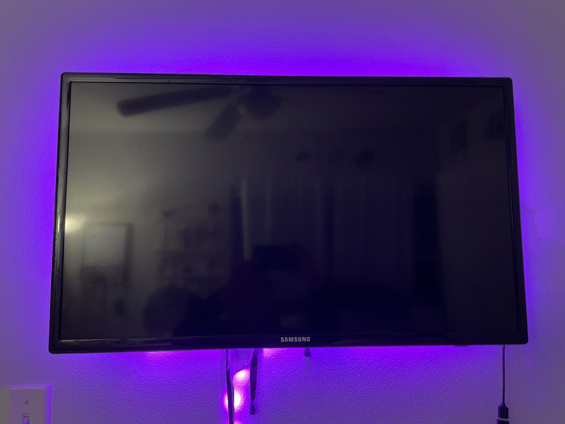 32 Inch tv with Tv Mount and roku Stick 