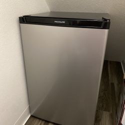Frigidaire Mini-Fridge (4.5 Cuft)