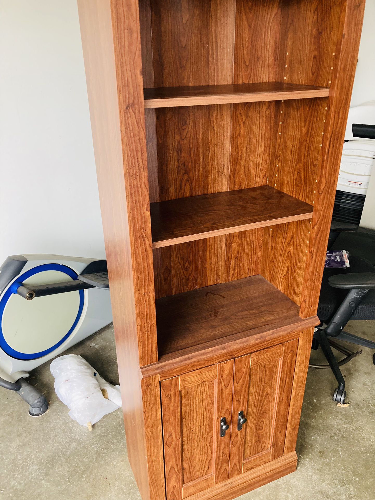Cabinet/ Bookshelves 