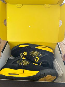 GS JORDAN 4 thunders size 7y