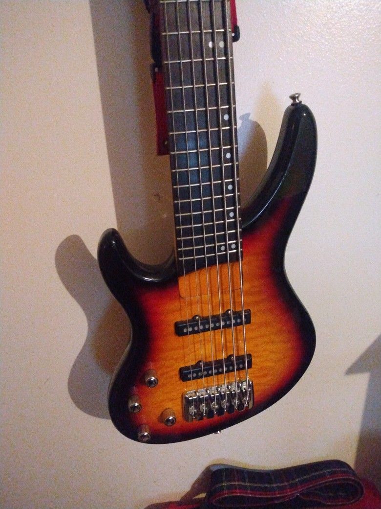 DynoMax Six string bass, Left handed. 