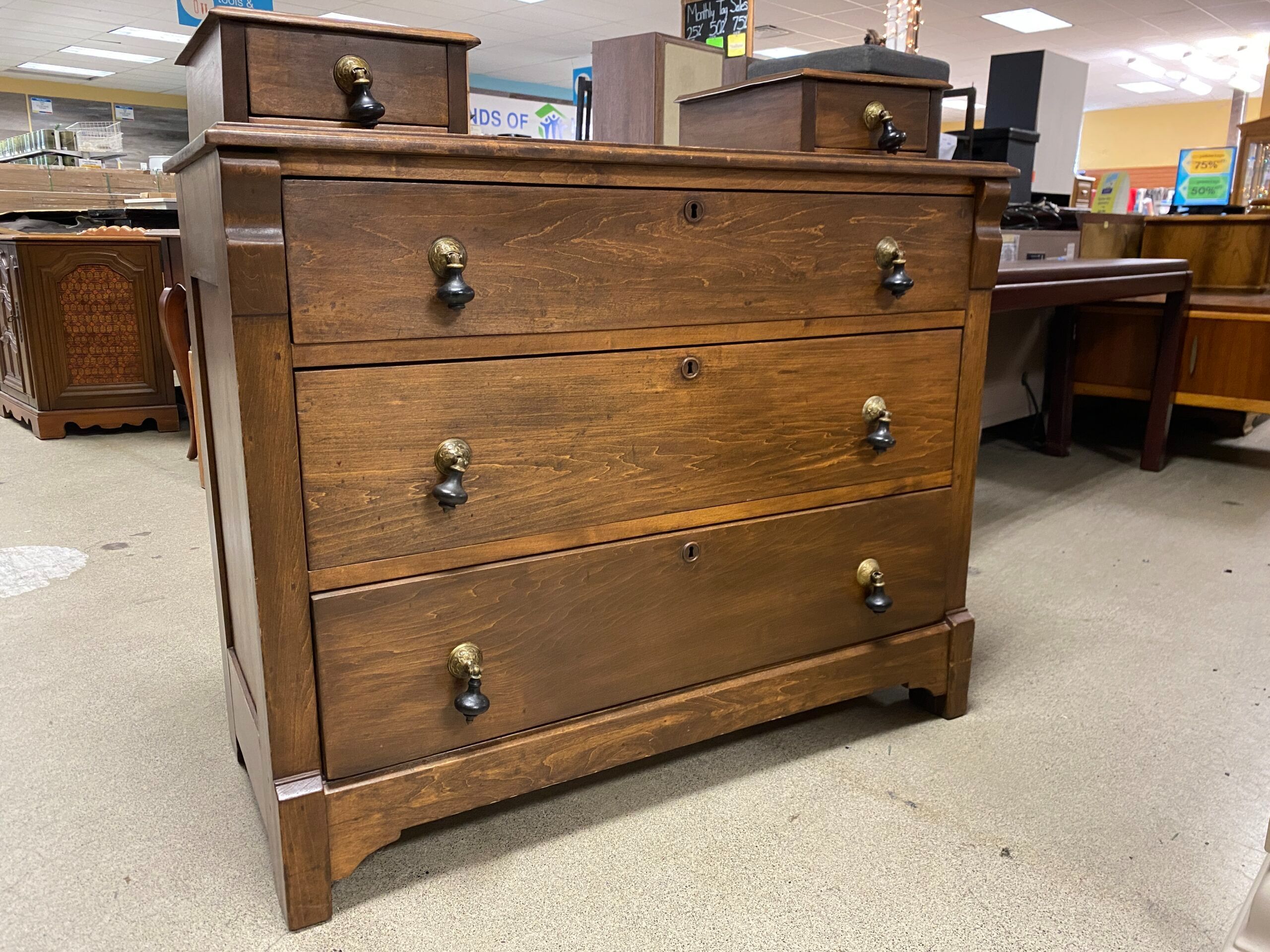 Vintage 5-Drawer Lowboy Dresser w/ Knob Pulls