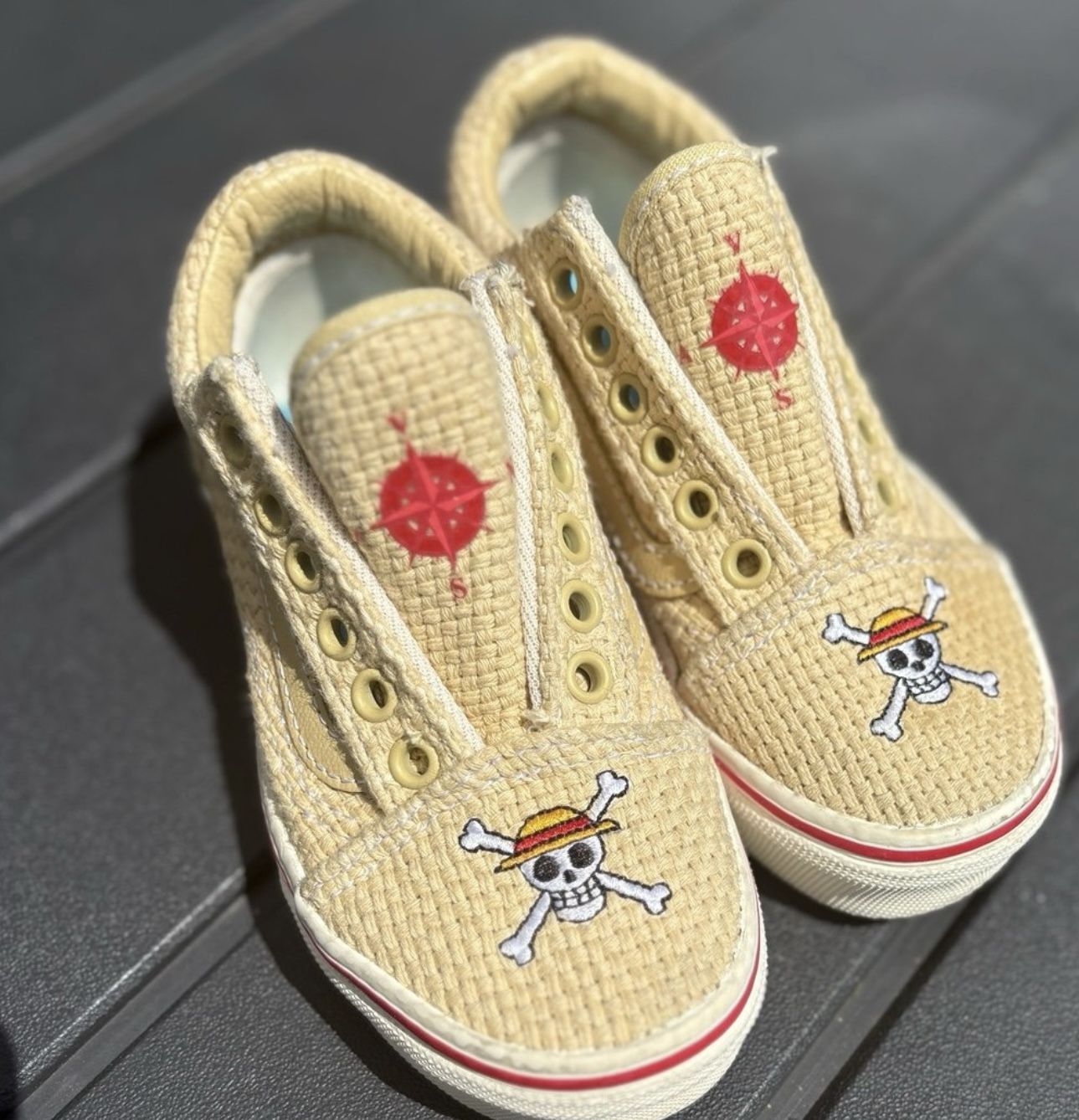 One Piece Vans Off the Wall Straw Sneakers Kids Size 11