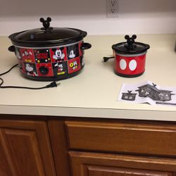 Disney 5 Qt Crock Pot + 20 Oz Dipper DCM-502 Oval Slow Cooker Mickey Mouse  Red