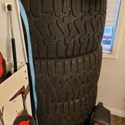 33x14.50r24 About 75%