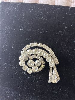 Lovely Crystal/glass Vintage Brooch 