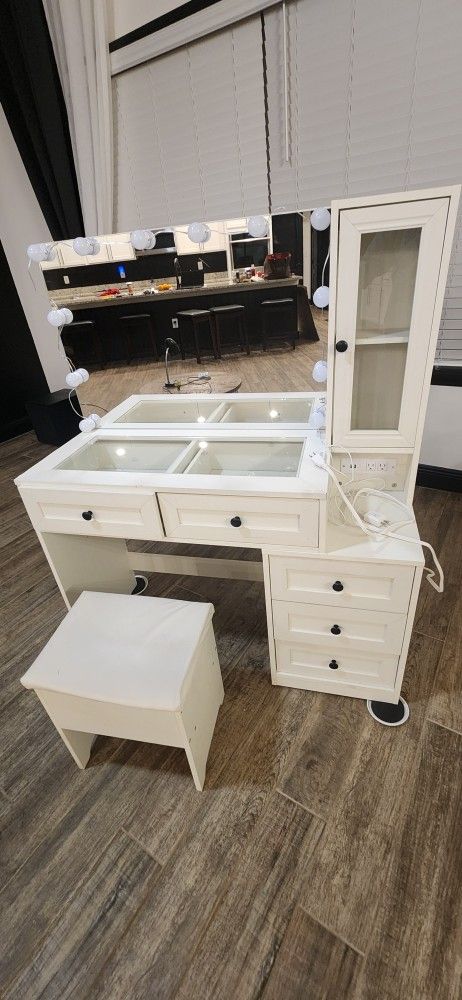 White Vanity With Stool And Lights
