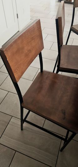 Set of 4 counter top chairs.