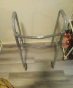 Adjustable walker 5$OBo