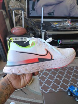 NIKE INFINITY REACT RUNNING SHOES