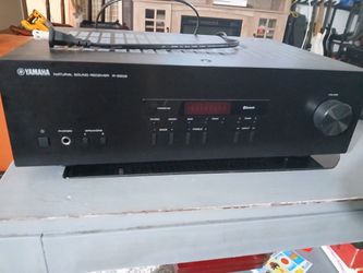 Yamaha R-202 Radio Reciver With Bluetooth Connection With 2 Moukey M20-3 passive bookshelf speakers.