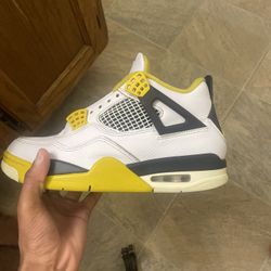 Jordan 4s