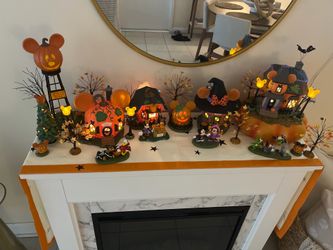 Mickey Halloween Pumpkin Village Set ( Pick Up Only )