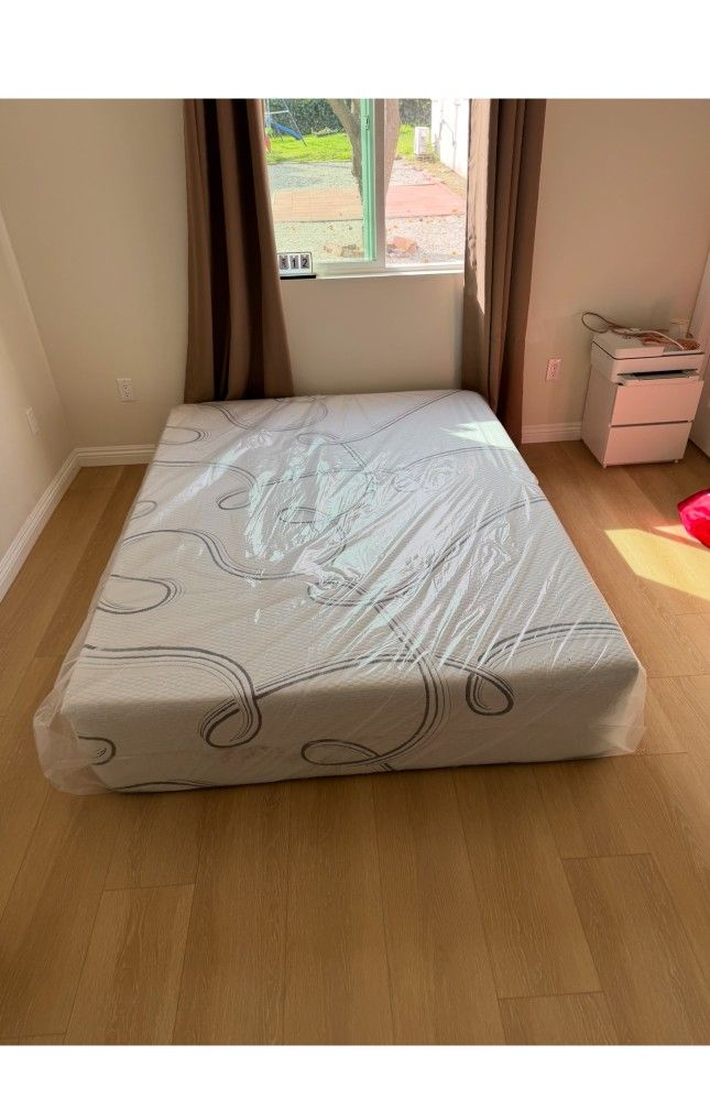 New King Memory Foam Gel Mattress🛏️💫