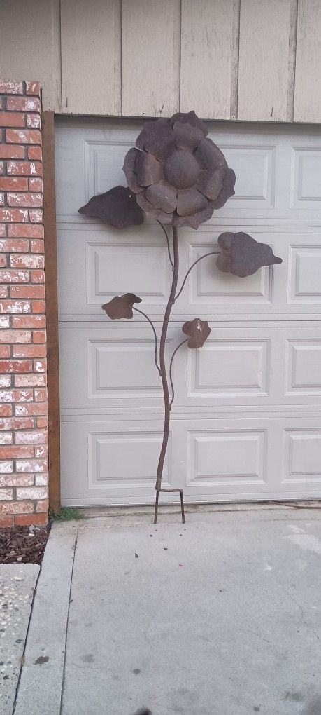 Giant Rusty Flower/Yard Decor