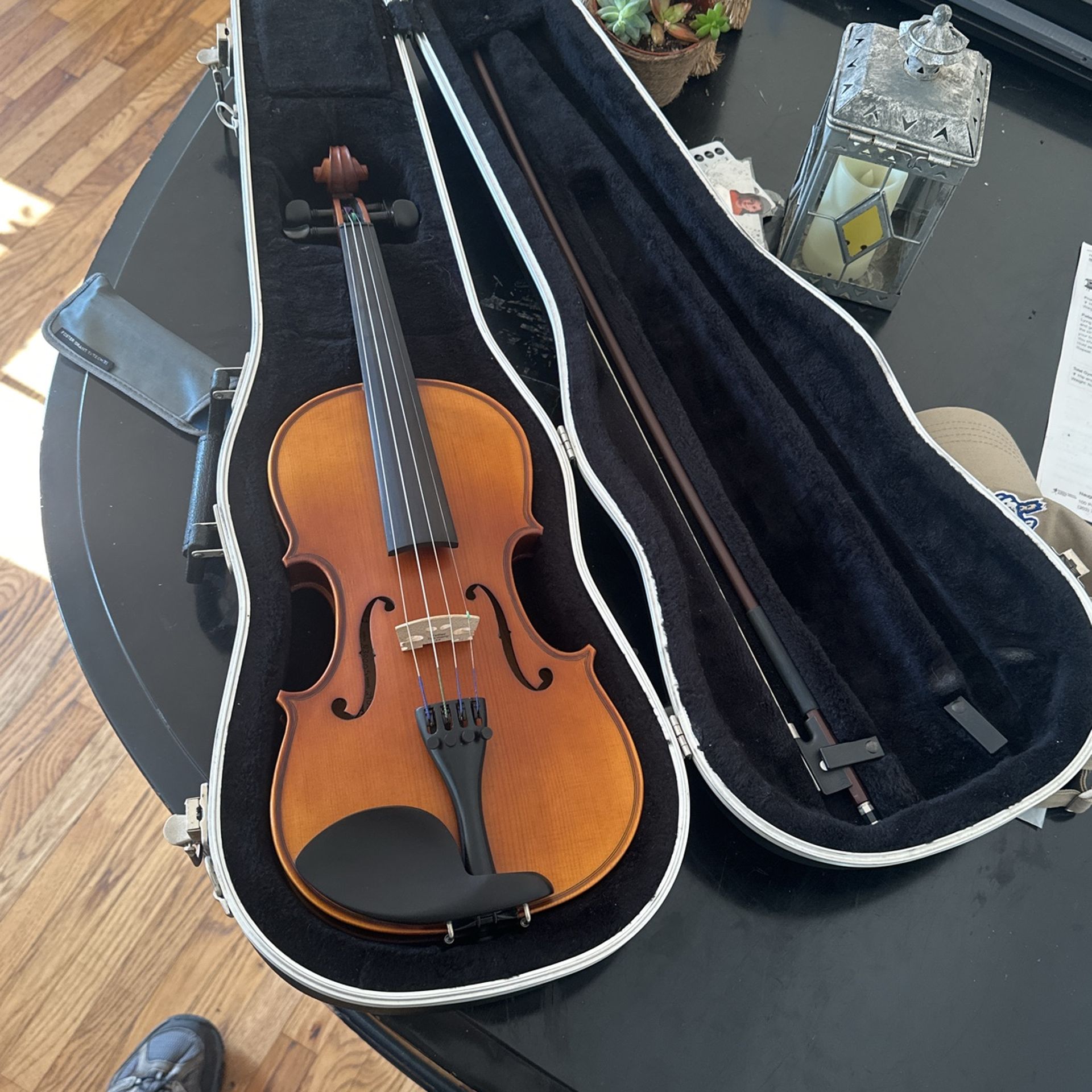 Violin With Hard Case And Shoulder Rest