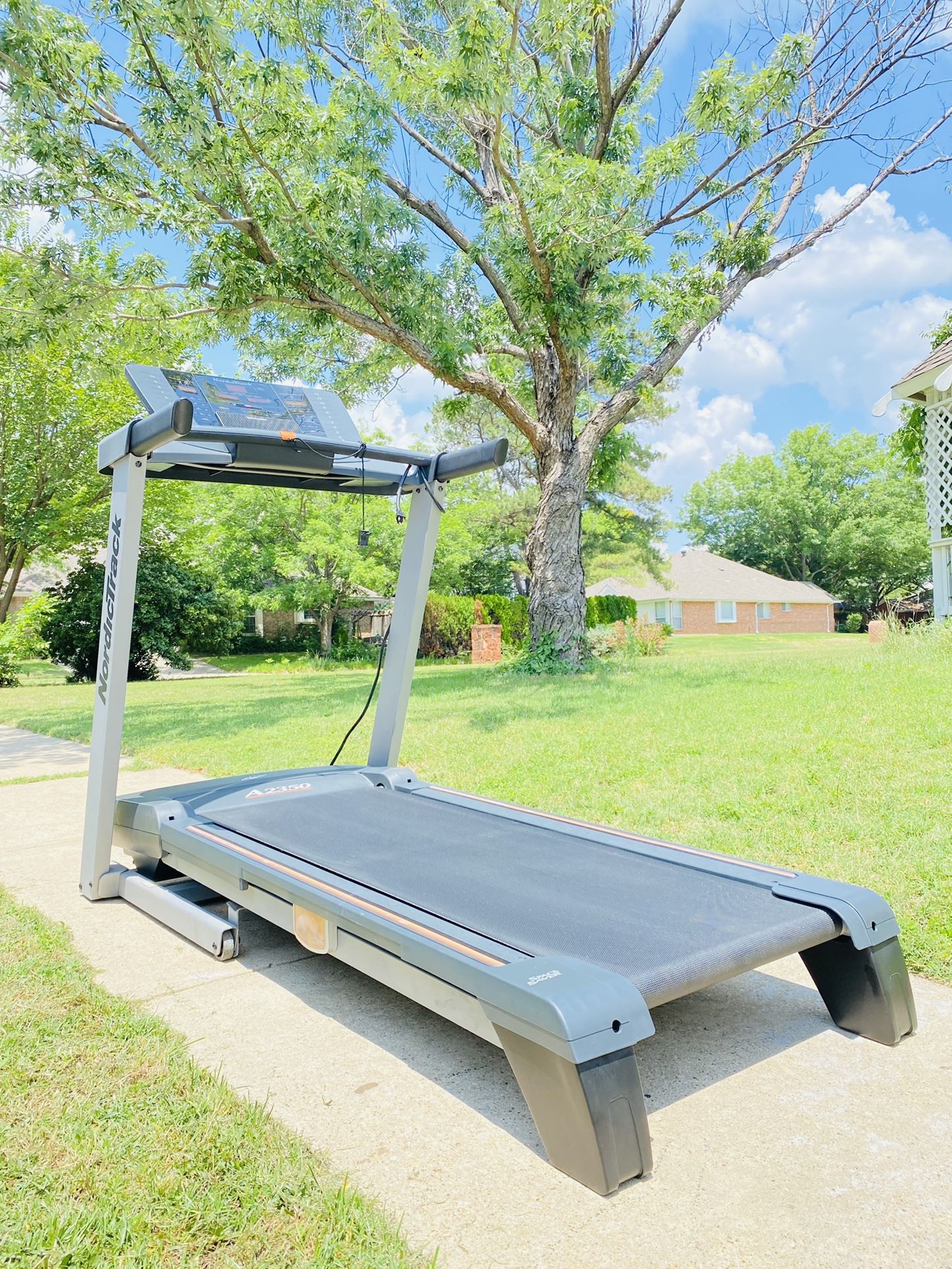 Nordictrack A2350 Treadmill With Incline