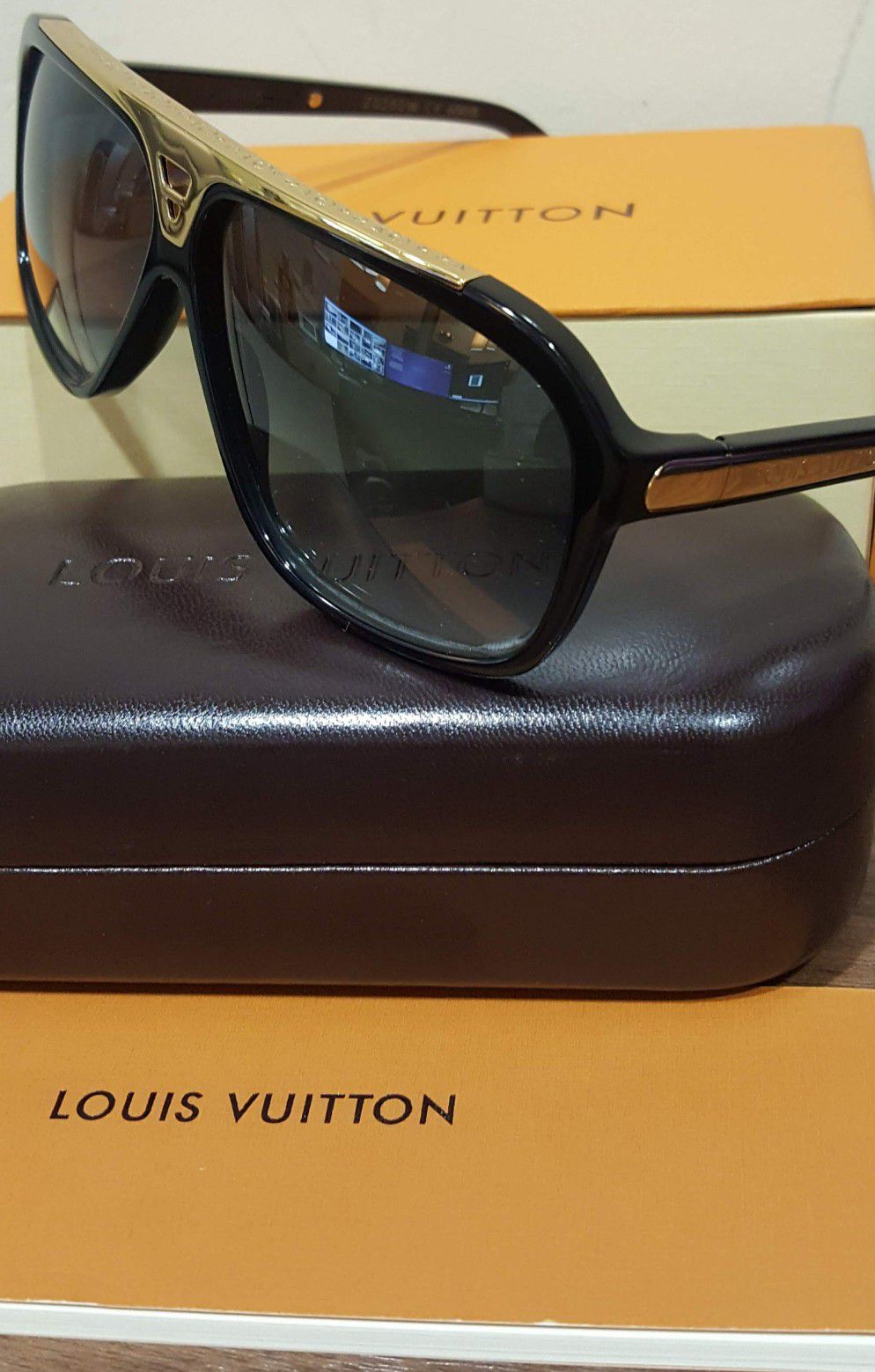 100% Authentic Louis Vuitton Evidence Z0350W Sculpted Hand Polished