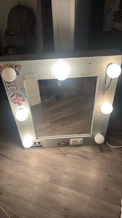 Hollywood Lighted Vanity Mirror with Bulbs