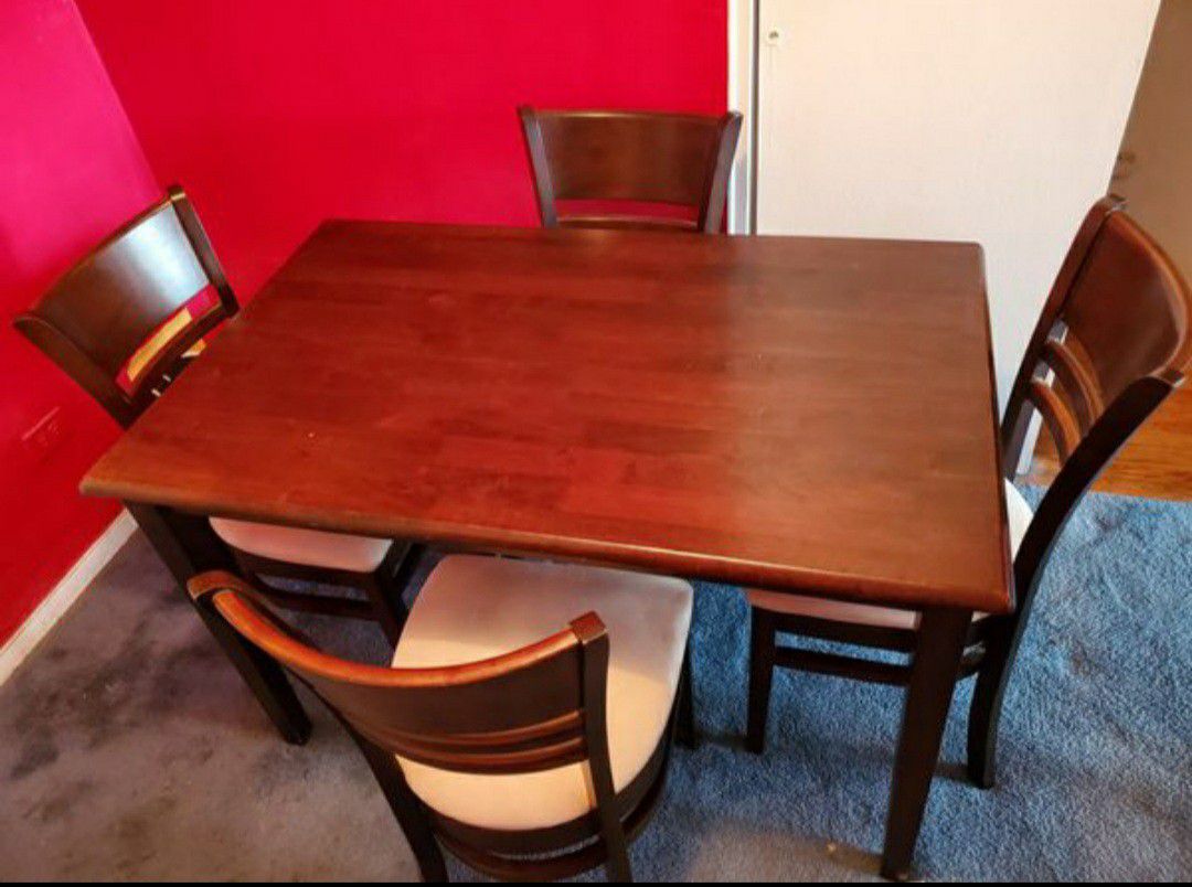 Great Condition Kitchen Table With 4 Chairs .. Delivery Available !!