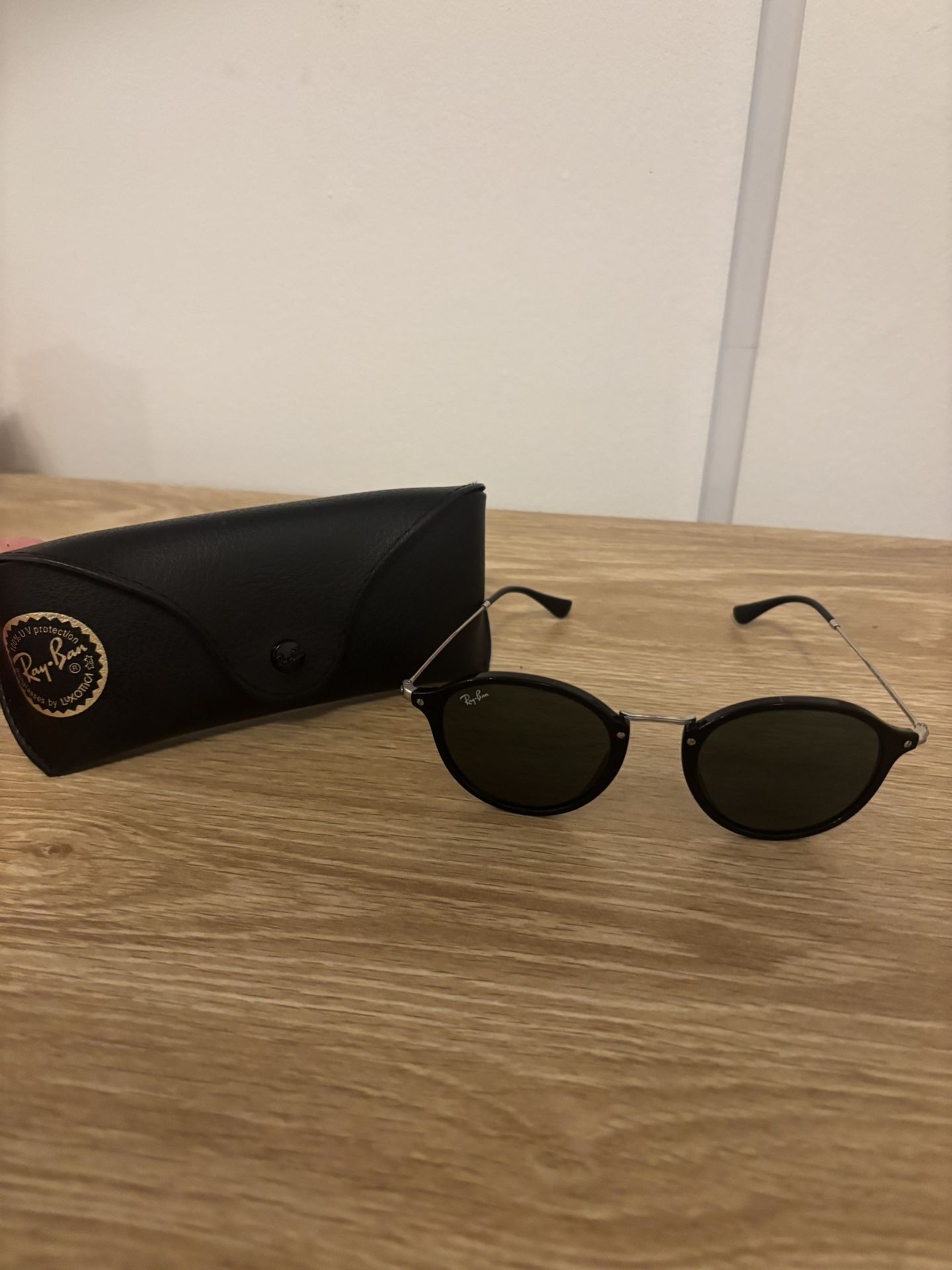 *never worn* ray ban Never worn Ray Bans!! Free Shipping! #RayBans ... | Depop main image 4